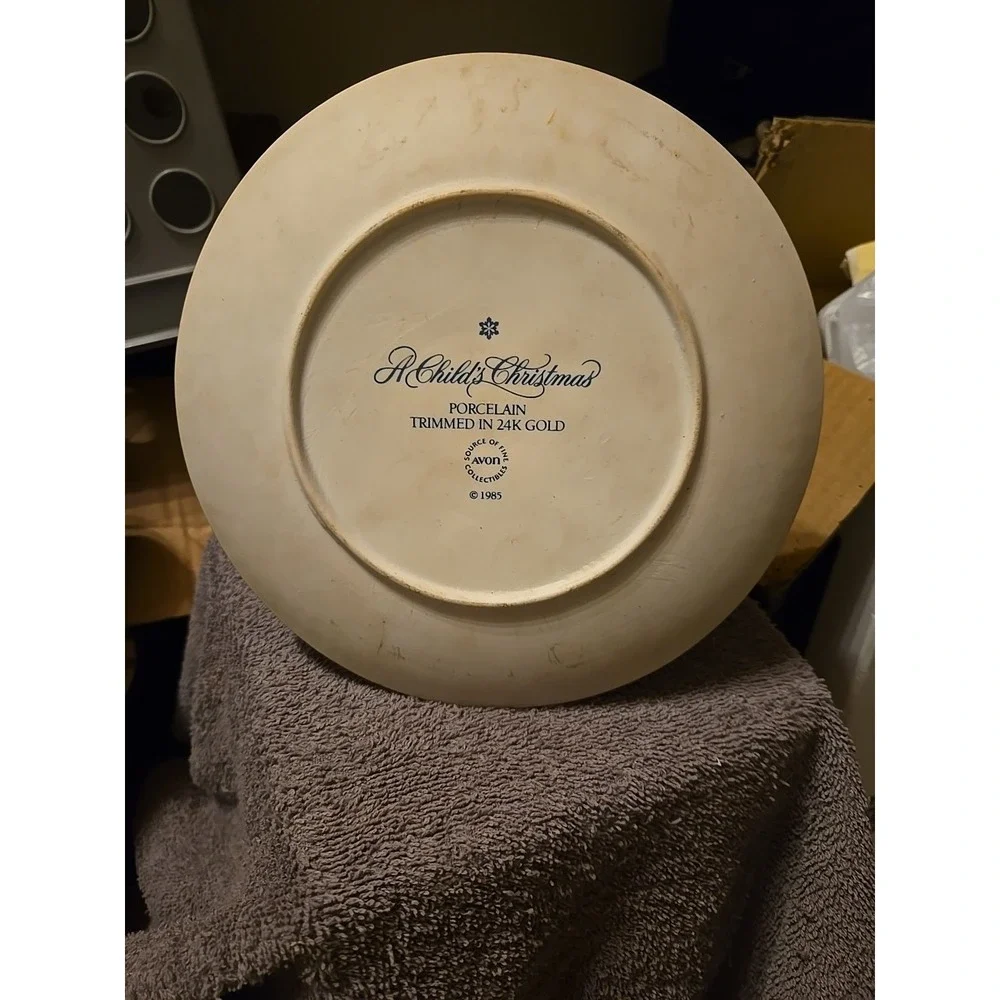 Avon‎ 1985 Christmas Plate Series titled 